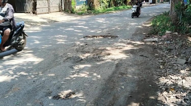 Kritik Publik: Jalan Kota Rusak, Sementara Dana Hibah Mengalir ke Proyek Lain