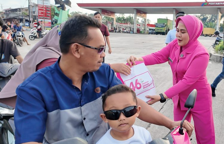 Ramadan Penuh Kepedulian, Bhayangkari Lampung Selatan Salurkan Takjil bagi Masyarakat