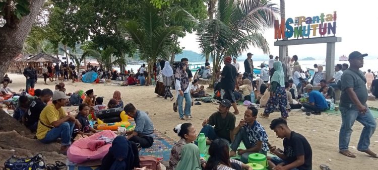 Kepadatan Wisata di Pesawaran Meningkat, Akses ke Dermaga Dipenuhi Kendaraan