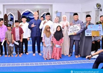 Safari Ramadan Pemprov Lampung Hadirkan Bantuan untuk Masjid dan Anak Yatim di Desa Pisang
