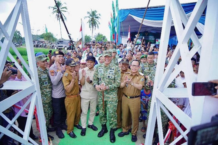 Bupati Pringsewu Dampingi Pangdam Resmikan Jembatan Garuda di Gadingrejo