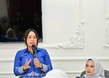 Perkuat Ekonomi Kreatif, Zita Anjani Serahkan Guci Gerabah Karya Pengrajin Lokal