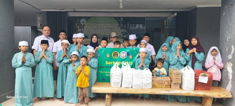 Alumni SMANSA Bandar Lampung Tebar Kebaikan Lewat Ribuan Paket Takjil