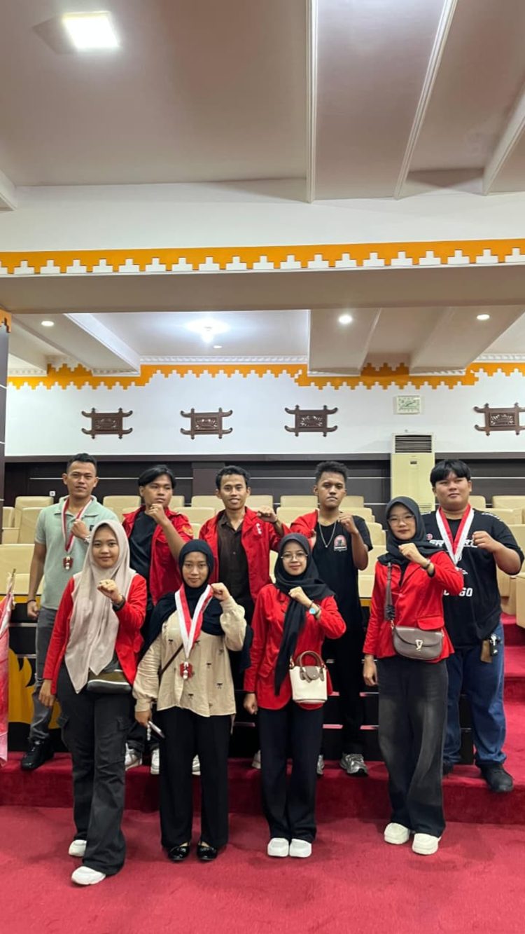 Aksi Serahkan Rapor Kinerja Berujung Kartu Kuning untuk Wali Kota Metro