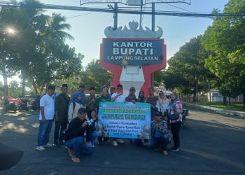 Berkah Ramadhan, Forum Jurnalis Lampung Selatan Berbagi Takjil di Kalianda