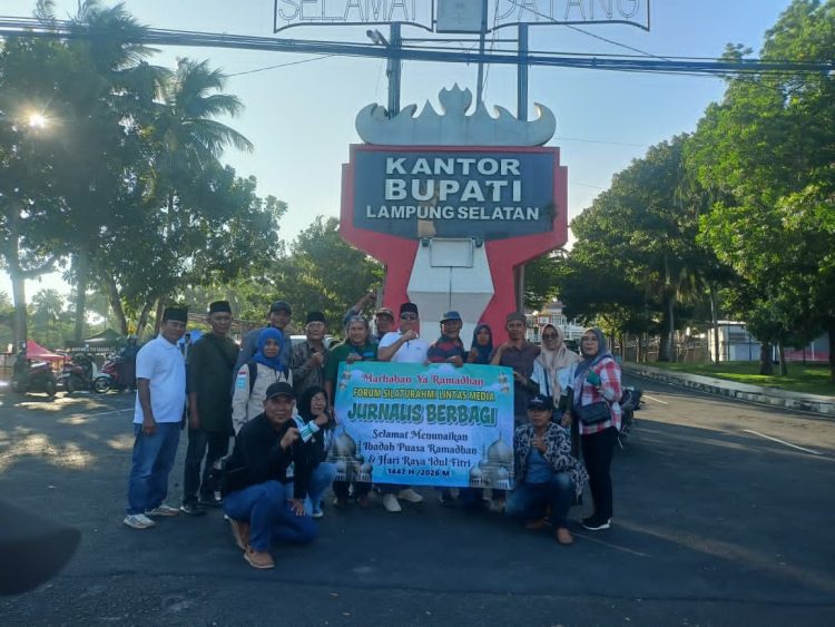 Berkah Ramadhan, Forum Jurnalis Lampung Selatan Berbagi Takjil di Kalianda