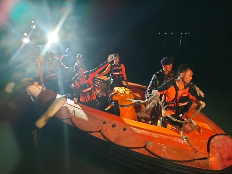 Nelayan Jatuh dari Kapal, Tim SAR Gabungan Evakuasi Korban