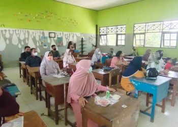 Tradisi Tak Tertulis Saat Rapor, Wali Murid Merasa Tertekan