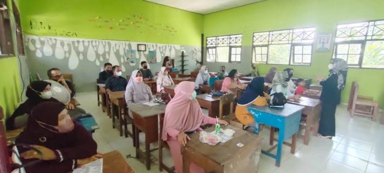 Tradisi Tak Tertulis Saat Rapor, Wali Murid Merasa Tertekan