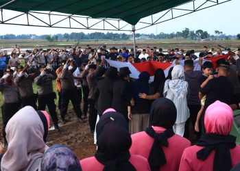 Kapolda Helfi Assegaf Hadiri Pemakaman Polisi yang Gugur Saat Bertugas