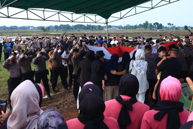 Kapolda Helfi Assegaf Hadiri Pemakaman Polisi yang Gugur Saat Bertugas