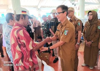 Hendrid Serahkan Bantuan Pangan untuk Warga Pekon Wonodadi