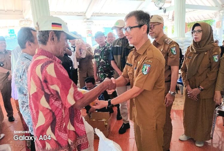 Hendrid Serahkan Bantuan Pangan untuk Warga Pekon Wonodadi