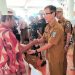 Hendrid Serahkan Bantuan Pangan untuk Warga Pekon Wonodadi