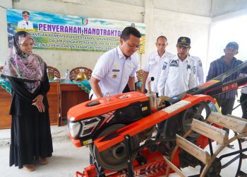 Bupati Pringsewu Dorong Modernisasi Pertanian dengan Bantuan Traktor Tangan