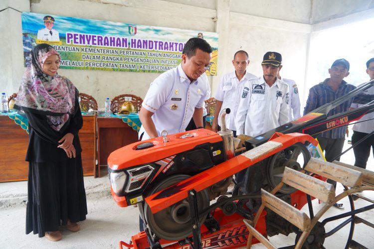 Bupati Pringsewu Dorong Modernisasi Pertanian dengan Bantuan Traktor Tangan