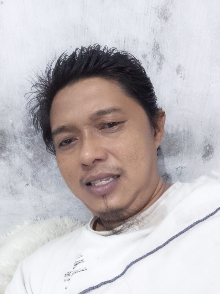 Feodalisme Modern Indonesia: Jas Formal, Grup WhatsApp, dan Kepalsuan Sosial