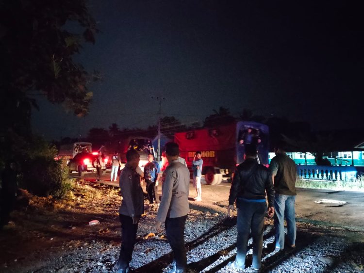 Polres Lamsel dan Brimob Amankan Situasi Ricuh di Rumah Kades Sukadamai