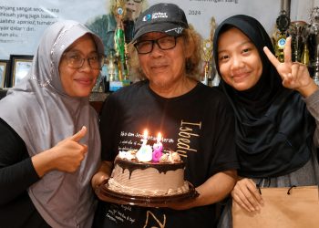 Momen Haru Ulang Tahun Isbedy, Kue Tart dan Lilin 68 Tahun