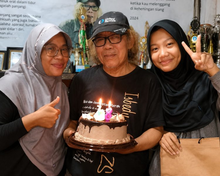 Momen Haru Ulang Tahun Isbedy, Kue Tart dan Lilin 68 Tahun
