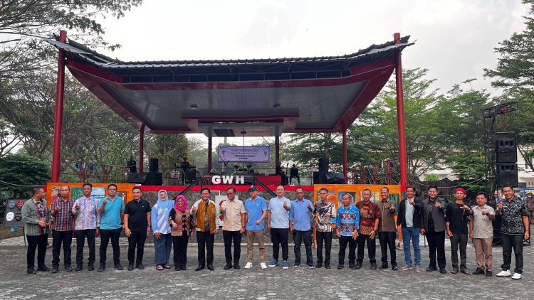 Ratusan Masyarakat Padati GOR Way Handak Saksikan Pentas Seni Budaya