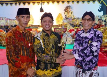 Bupati Pringsewu Hadiri Wayang Kulit Semalam Suntuk pada HUT ke-94 Pekon Parerejo