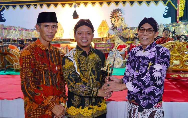 Bupati Pringsewu Hadiri Wayang Kulit Semalam Suntuk pada HUT ke-94 Pekon Parerejo