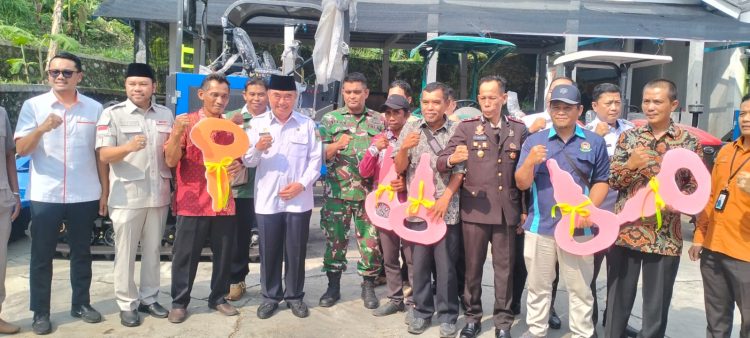 Petani Tanggamus Terima Traktor dan Crawler Gratis, Bupati: Rawat dan Manfaatkan Maksimal