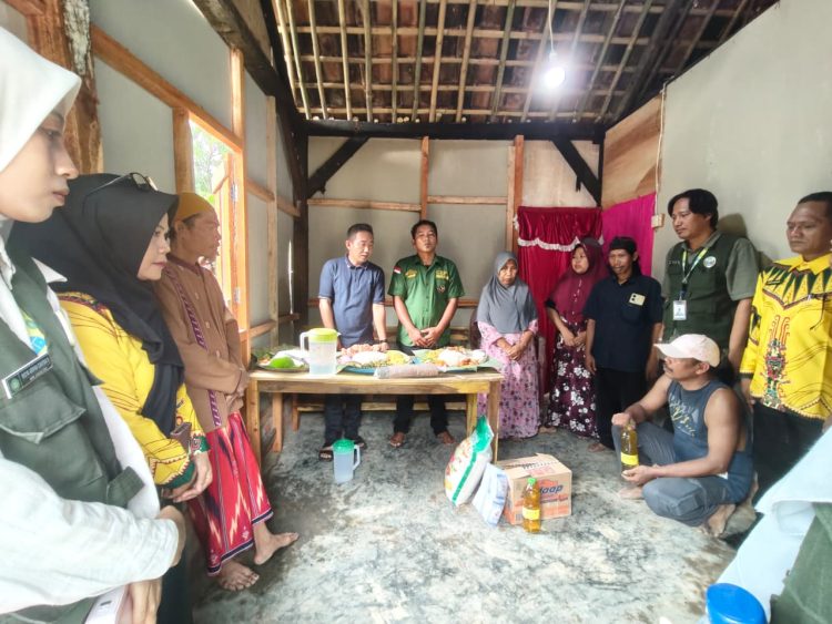 Kepedulian Tanpa Batas, Warga Dusun IV Bersatu Renovasi Rumah Kakek Kumang dan Warsih