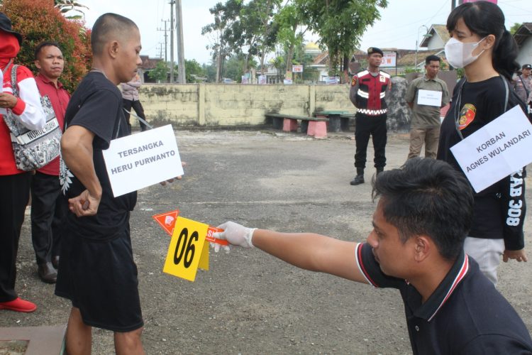 Rekonstruksi Kasus Agnes Wulandari Digelar, Tersangka Peragakan Aksi Penusukan di Mapolsek Pagelaran