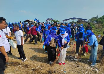 Semangat Gotong Royong Warnai HUT ke-25 Demokrat, Lamsel Gelar Gerakan Bersih Pantai