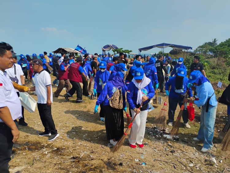 Semangat Gotong Royong Warnai HUT ke-25 Demokrat, Lamsel Gelar Gerakan Bersih Pantai