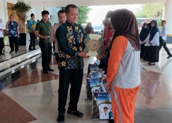Bupati Pringsewu Beri Pesan Khusus kepada 12 Siswa Sekolah Rakyat Sebelum Berangkat