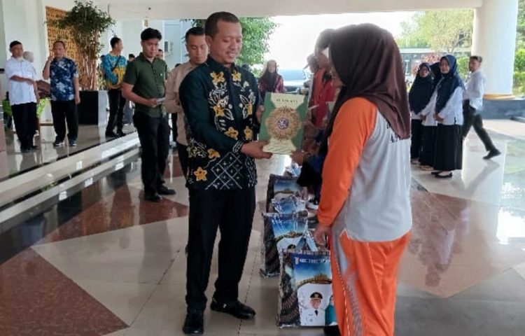 Bupati Pringsewu Beri Pesan Khusus kepada 12 Siswa Sekolah Rakyat Sebelum Berangkat
