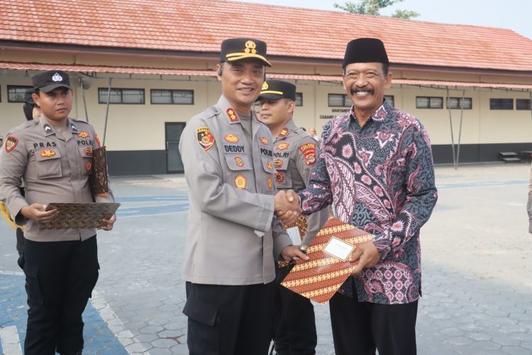 Bantu Polisi Ungkap Kasus, Kades Batuliman Indah Raih Penghargaan dari Kapolres