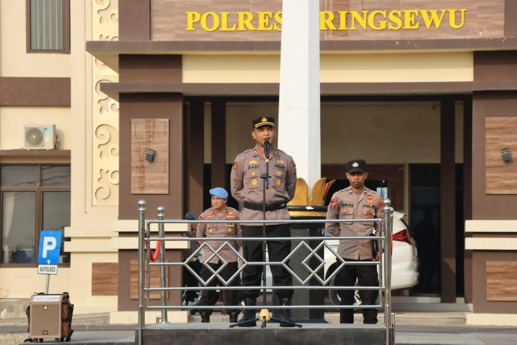 Perangi Judi Online, Kapolres Pringsewu Sidak Ponsel Anggota Usai Apel