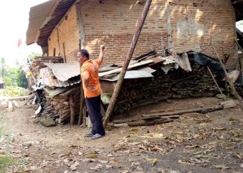 Sudah Hampir Dua Tahun Miring, Tiang Listrik di Way Kanan Bikin Warga Resah