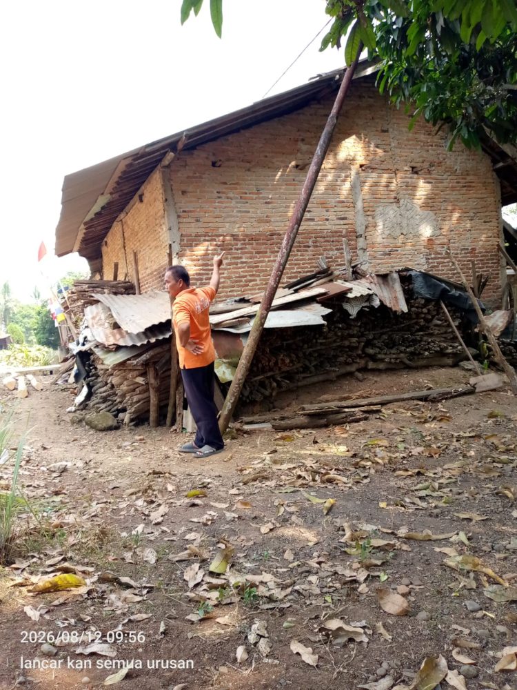 Sudah Hampir Dua Tahun Miring, Tiang Listrik di Way Kanan Bikin Warga Resah