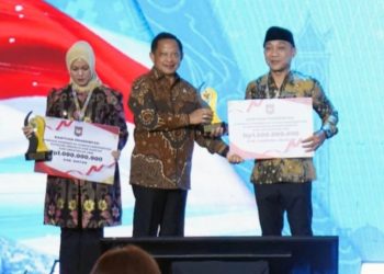 Mendagri Tito Karnavian Serahkan Penghargaan untuk Lampung Selatan di Batam