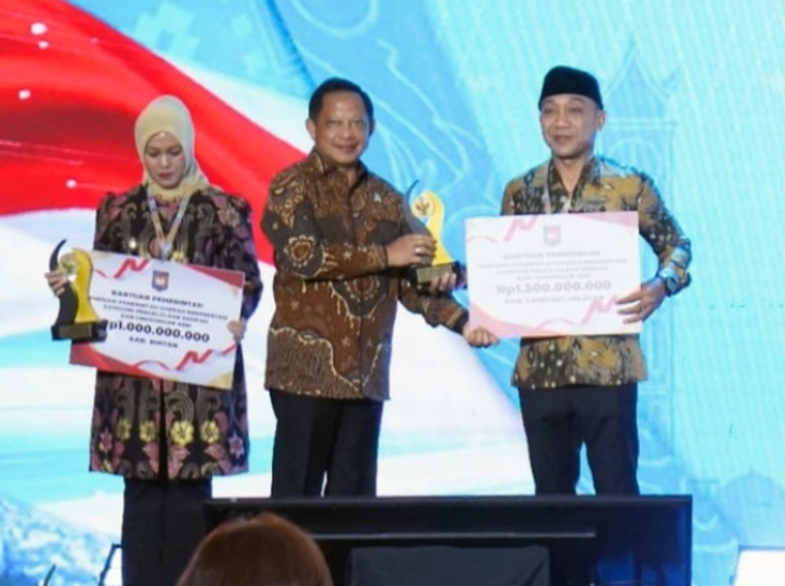 Mendagri Tito Karnavian Serahkan Penghargaan untuk Lampung Selatan di Batam