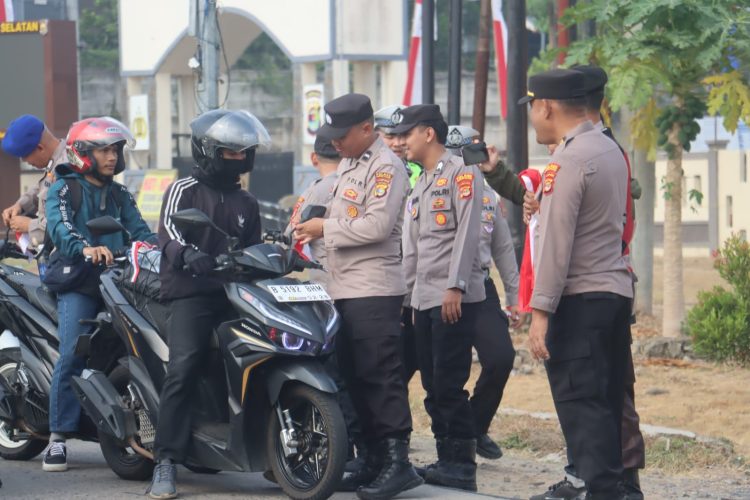 Bukan Sekadar Seremoni, Polres Lampung Selatan Bagikan Bendera untuk Kobarkan Nasionalisme