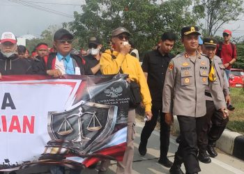 Ada Es Jeruk di Tengah Demo, Kapolres Lampung Selatan Bangun Komunikasi dengan Massa