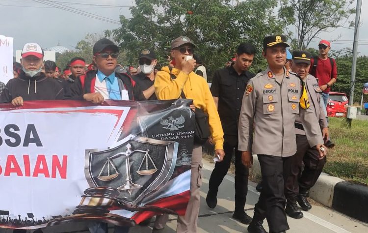 Ada Es Jeruk di Tengah Demo, Kapolres Lampung Selatan Bangun Komunikasi dengan Massa