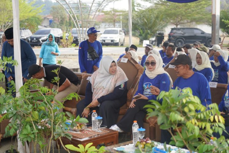 Wakil Bupati Umi Laila Hadiri Gerakan Langit Biru, Demokrat Pringsewu Tanam Pohon
