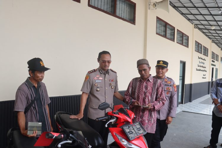 Kapolres Lampung Selatan Kembalikan Dua Motor Curian, Korban: Gratis Tanpa Biaya