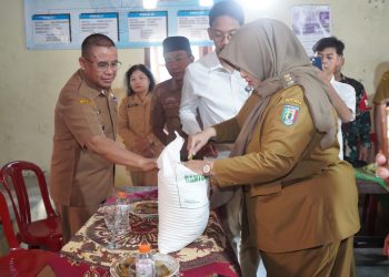 Wabup Umi Laila Salurkan Bantuan Pangan Beras untuk Warga Blitarejo