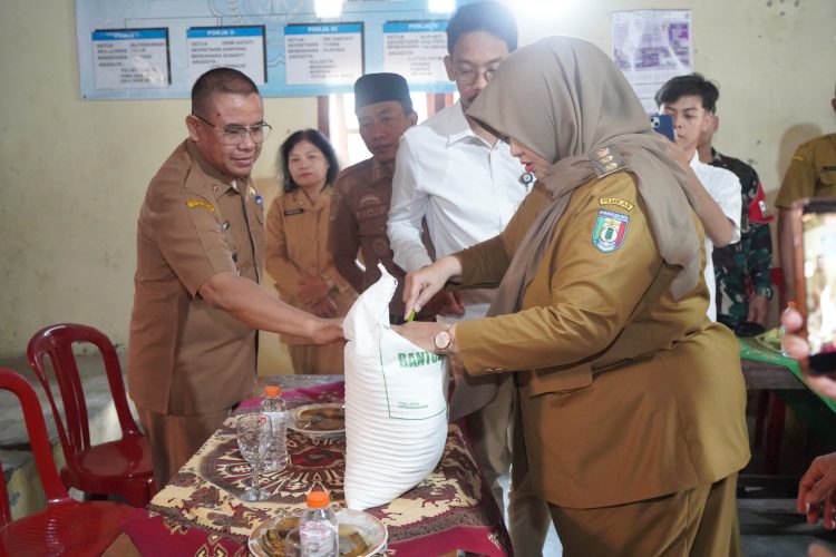 Wabup Umi Laila Salurkan Bantuan Pangan Beras untuk Warga Blitarejo