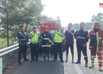 Api Nyala di Ruas Tol KM 63+400 hingga KM 64+800, Petugas Bergerak Cegah Kebakaran Meluas