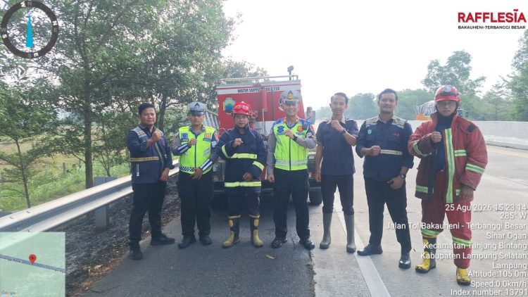 Api Nyala di Ruas Tol KM 63+400 hingga KM 64+800, Petugas Bergerak Cegah Kebakaran Meluas
