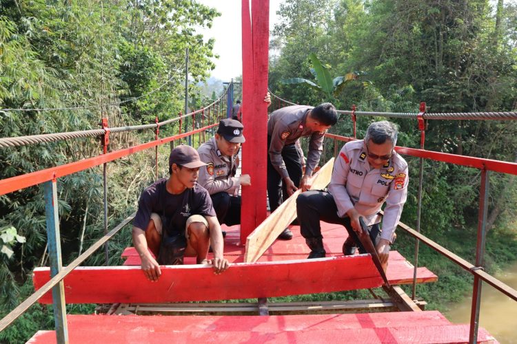 AKBP Dadi Perdana Putra Turun Tangan, Jembatan Gantung Bumi Arum Kembali Kokoh